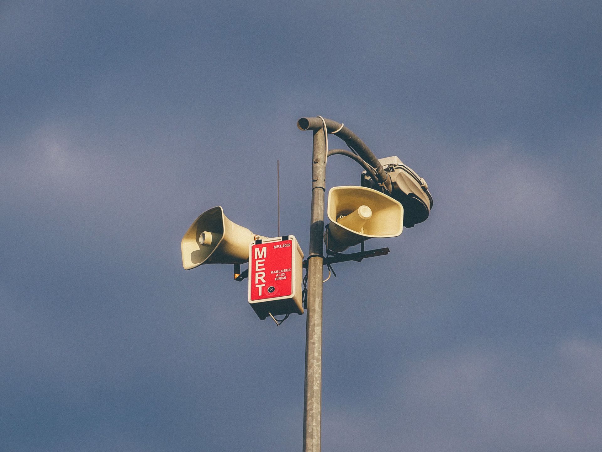 Outdoor early alarm and warning siren system for industrial facilities.
